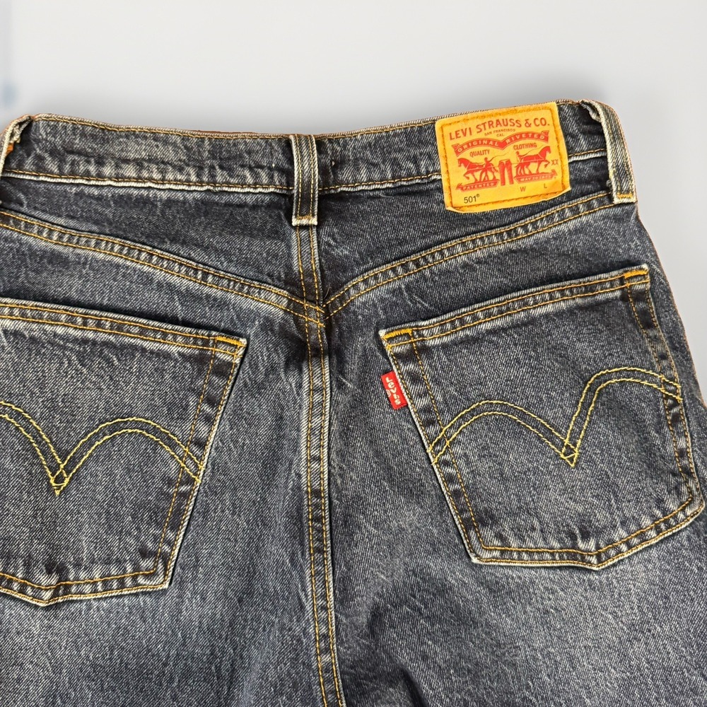 Kids Levi's 501 Original Fit Jeans in a medium-to-dark wash denim Size W27 L26
